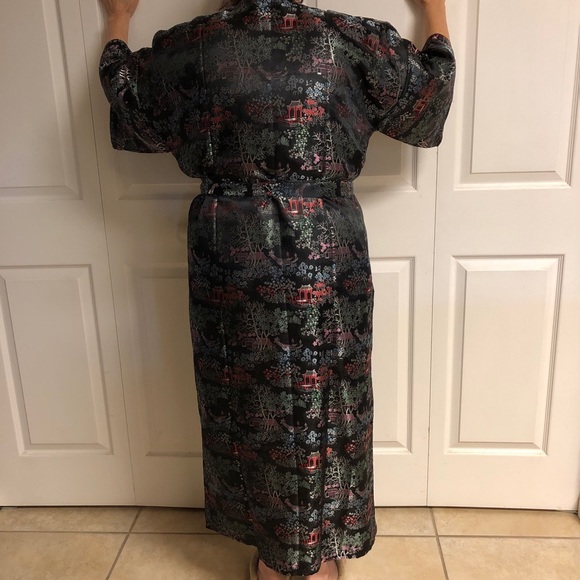 Kimono-style robe. Never worn. One size. - Picture 5 of 5